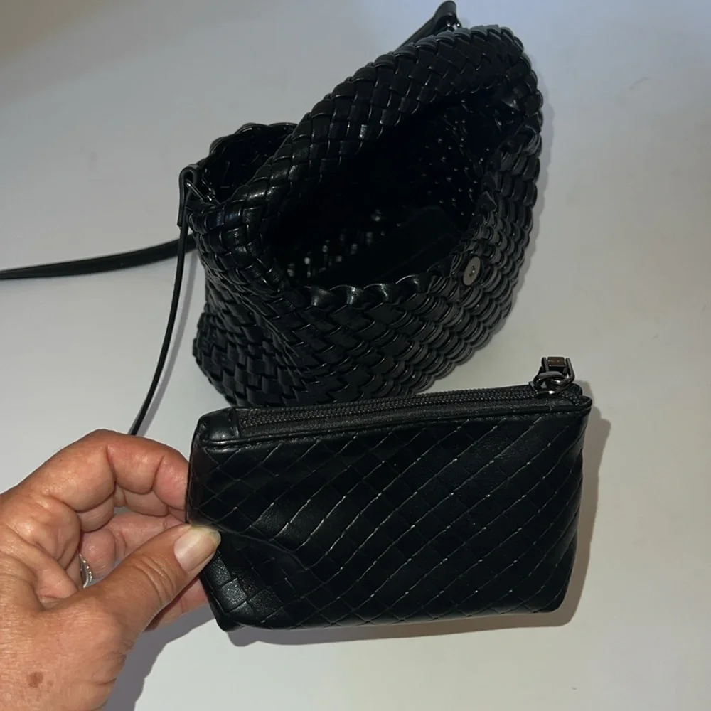 Woven mini bag with small zip case, snap closure. PU vegan “leather”. - Picture 2 of 4